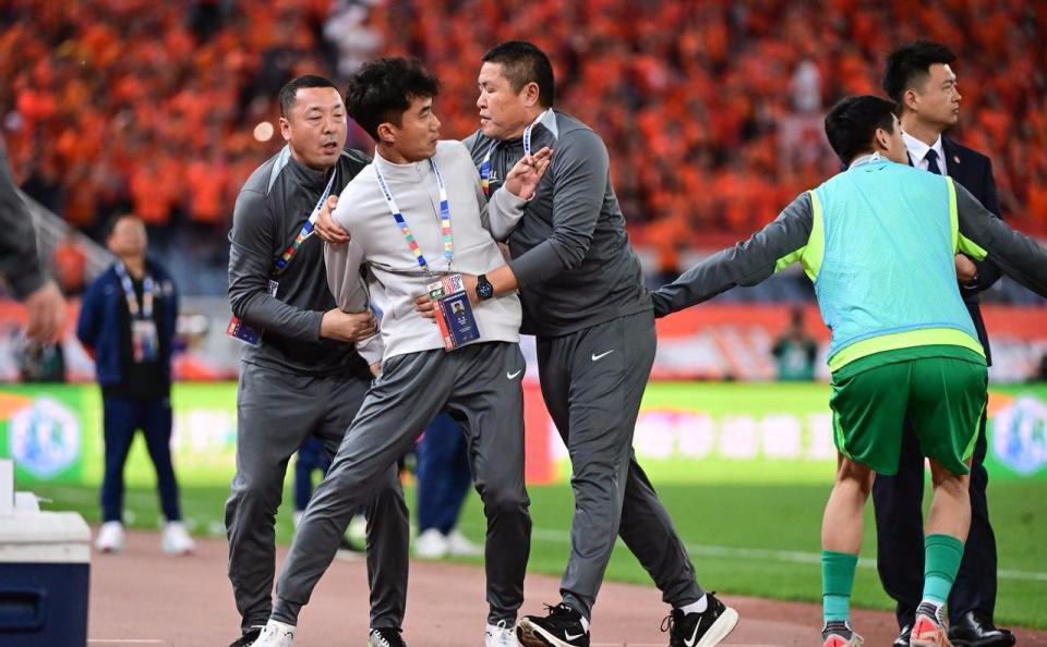 Kaiyun sports-中足联官宣重磅罚单!45岁郑智因辱骂裁判,被禁赛6场+罚款6万元